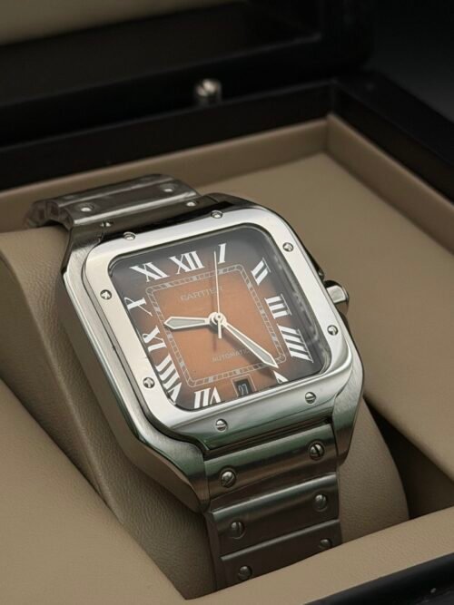 Cartier — caja cuadrada de acero, esfera naranja degradada con números romanos y brazalete de acero