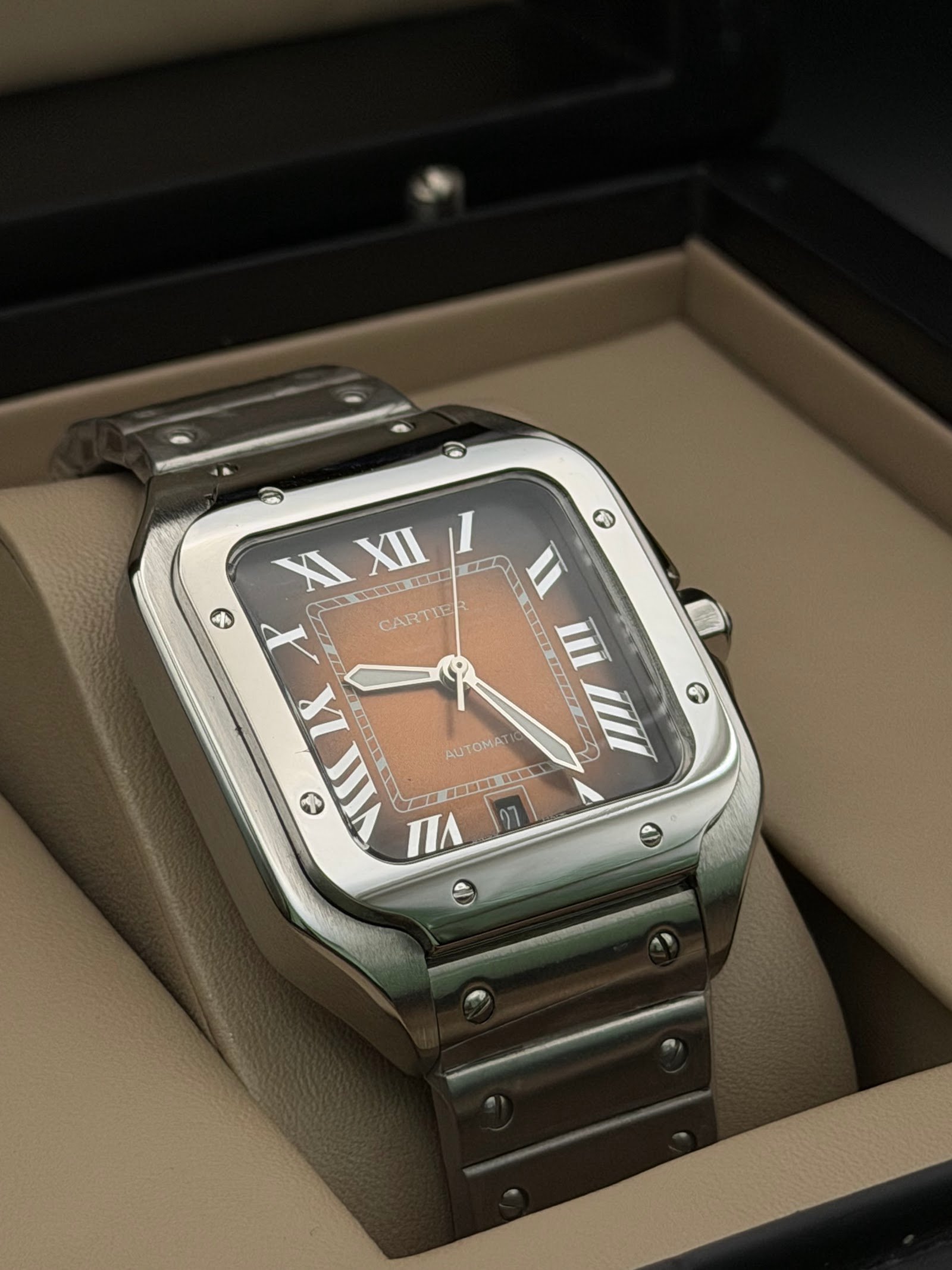Cartier — caja cuadrada de acero, esfera naranja degradada con números romanos y brazalete de acero