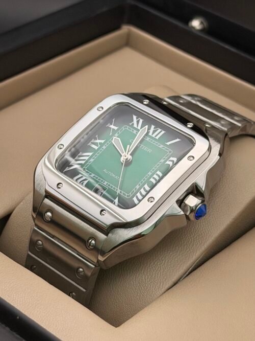 Cartier — caja cuadrada de acero, esfera verde con números romanos y brazalete de acero
