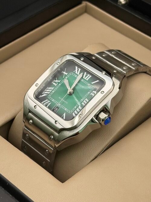 Cartier — caja cuadrada de acero, esfera verde con números romanos y brazalete de acero