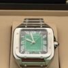 Cartier — caja cuadrada de acero, esfera verde con números romanos y brazalete de acero