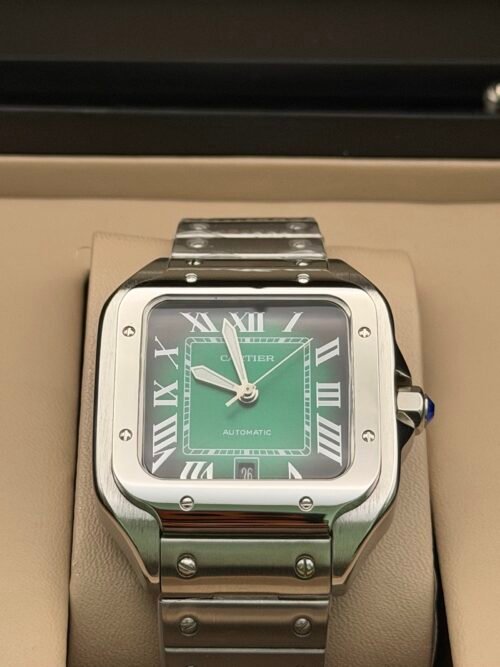 Cartier — caja cuadrada de acero, esfera verde con números romanos y brazalete de acero