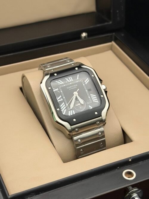 Cartier — caja cuadrada con bisel negro, esfera gris con segundero pequeño y brazalete de acero