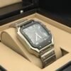 Cartier — caja cuadrada con bisel negro, esfera gris con segundero pequeño y brazalete de acero