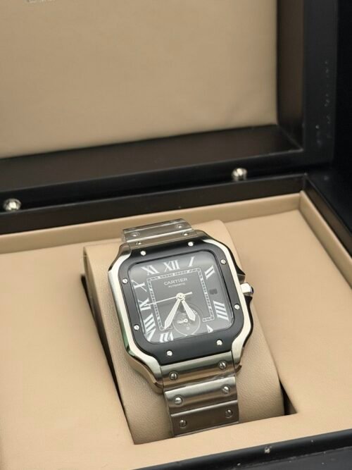 Cartier — caja cuadrada con bisel negro, esfera gris con segundero pequeño y brazalete de acero