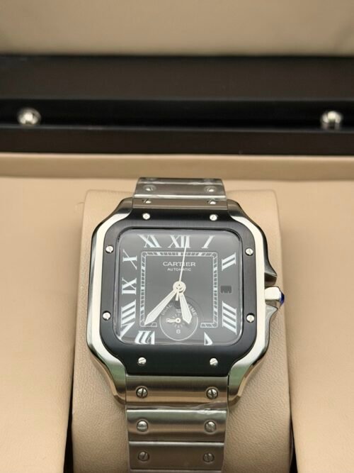 Cartier — caja cuadrada con bisel negro, esfera gris con segundero pequeño y brazalete de acero