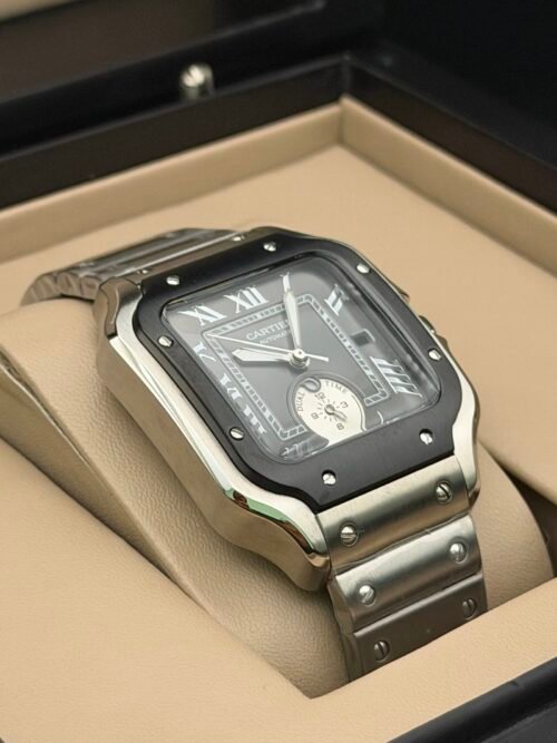 Cartier — caja cuadrada con bisel negro, esfera gris con segundero pequeño y brazalete de acero