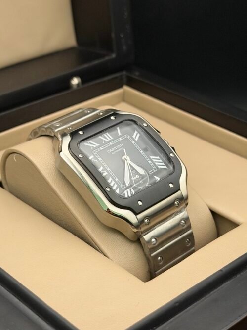 Cartier — caja cuadrada con bisel negro, esfera gris con segundero pequeño y brazalete de acero