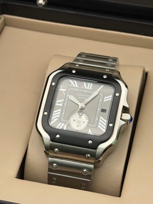 Cartier — caja cuadrada con bisel negro, esfera gris con segundero pequeño y brazalete de acero