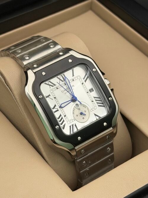 Cartier — caja cuadrada con bisel negro, esfera blanca con segundero pequeño y brazalete de acero