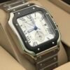 Cartier — caja cuadrada con bisel negro, esfera blanca con segundero pequeño y brazalete de acero
