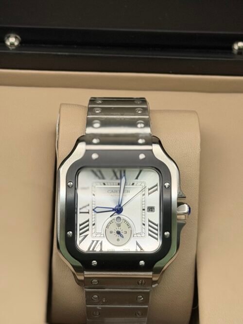 Cartier — caja cuadrada con bisel negro, esfera blanca con segundero pequeño y brazalete de acero