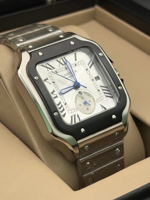 Cartier — caja cuadrada con bisel negro, esfera blanca con segundero pequeño y brazalete de acero