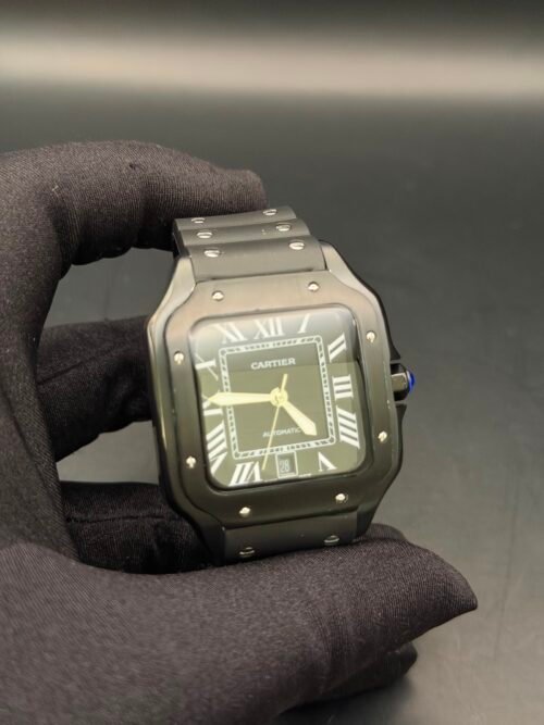 Cartier — caja cuadrada gris oscura, esfera negra con números romanos y brazalete gris oscuro