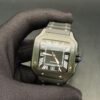Cartier — caja cuadrada gris oscura, esfera negra con números romanos y brazalete gris oscuro