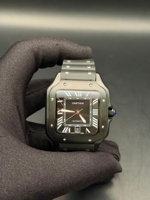 Cartier — caja cuadrada gris oscura, esfera negra con números romanos y brazalete gris oscuro
