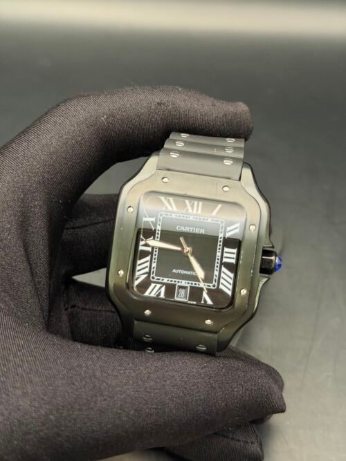 Cartier — caja cuadrada gris oscura, esfera negra con números romanos y brazalete gris oscuro