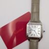 Cartier — caja rectangular de acero, esfera blanca con números romanos y correa de cuero gris