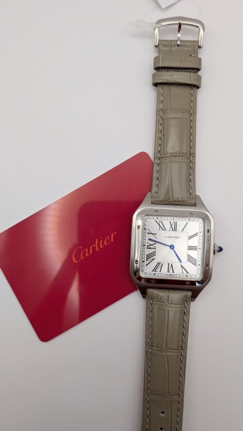 Cartier — caja rectangular de acero, esfera blanca con números romanos y correa de cuero gris