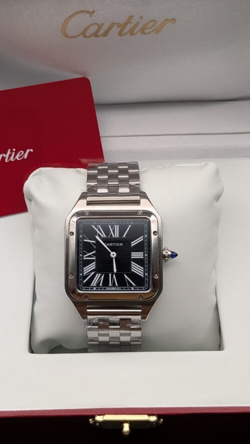 Cartier — caja cuadrada de acero, esfera negra con números romanos y brazalete de acero