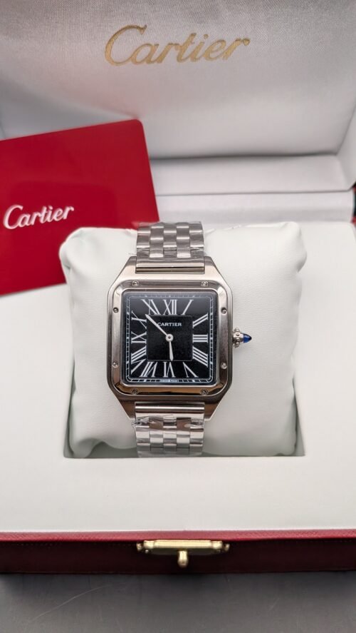 Cartier — caja cuadrada de acero, esfera negra con números romanos y brazalete de acero