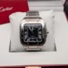 Cartier — caja cuadrada con bisel negro, esfera negra y brazalete de acero