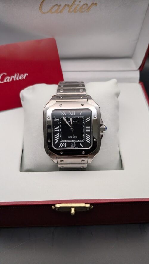 Cartier — caja cuadrada con bisel negro, esfera negra y brazalete de acero