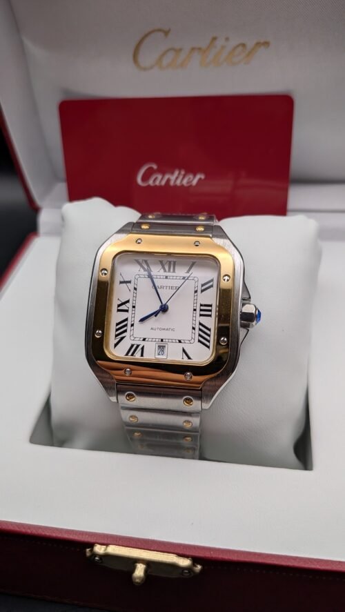 Cartier — caja cuadrada con bisel dorado, esfera blanca con números romanos y brazalete bicolor