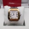 Cartier — caja cuadrada con bisel dorado, esfera blanca con números romanos y brazalete bicolor
