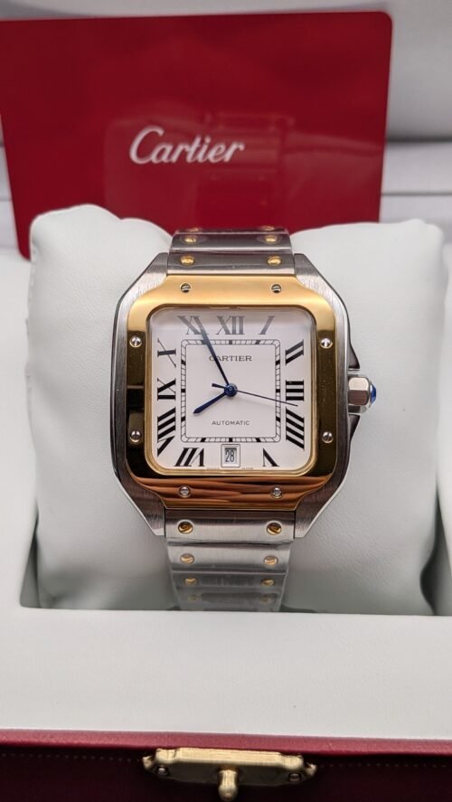 Cartier — caja cuadrada con bisel dorado, esfera blanca con números romanos y brazalete bicolor