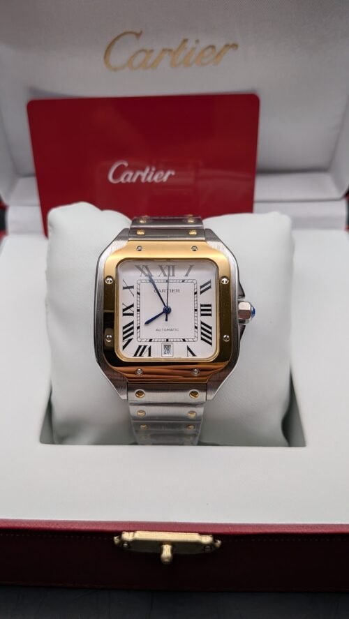 Cartier — caja cuadrada con bisel dorado, esfera blanca con números romanos y brazalete bicolor