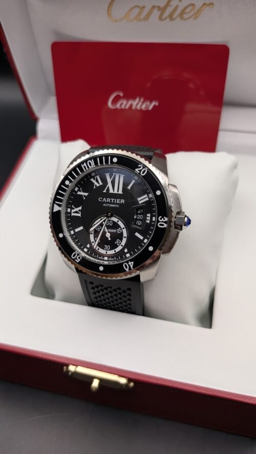 Cartier — esfera negra con números romanos, bisel negro, caja de acero y correa de caucho negra