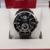 Cartier — esfera negra con números romanos, bisel negro, caja de acero y correa de caucho negra