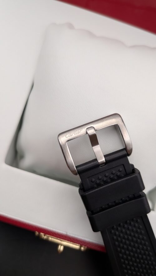 Cartier — esfera negra con números romanos, bisel negro, caja de acero y correa de caucho negra