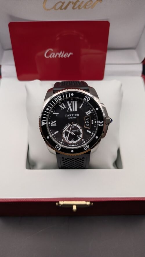 Cartier — esfera negra con números romanos, bisel negro, caja de acero y correa de caucho negra
