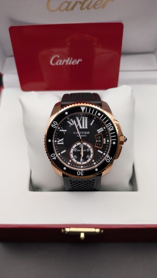 Cartier — esfera negra con números romanos, bisel negro, caja oro rosa y correa de caucho negra