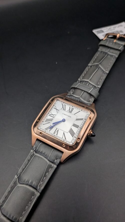 Cartier — caja rectangular oro rosa, esfera blanca con números romanos y correa de cuero gris