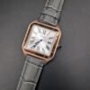 Cartier — caja rectangular oro rosa, esfera blanca con números romanos y correa de cuero gris