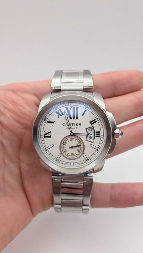 Cartier — esfera blanca con números romanos y segundero pequeño, brazalete de acero