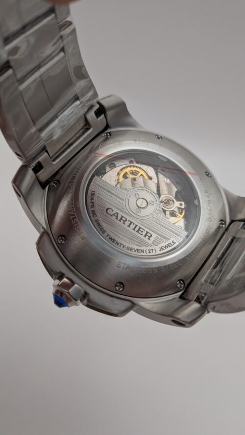Cartier — esfera blanca con números romanos y segundero pequeño, brazalete de acero