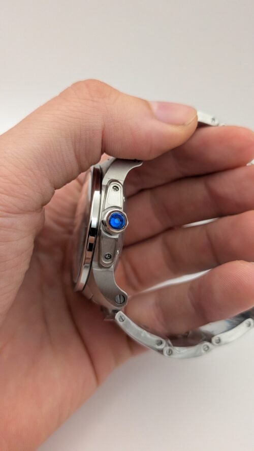Cartier — esfera negra con números romanos y segundero pequeño, brazalete de acero