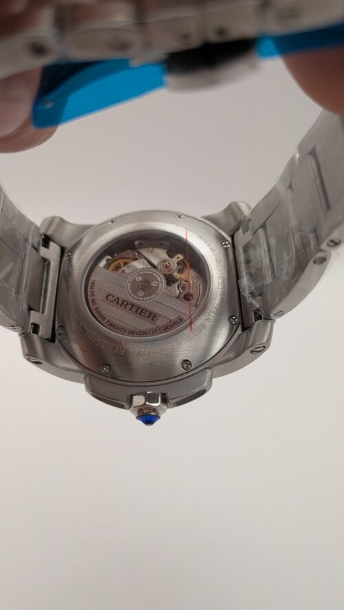 Cartier — esfera negra con números romanos y segundero pequeño, brazalete de acero