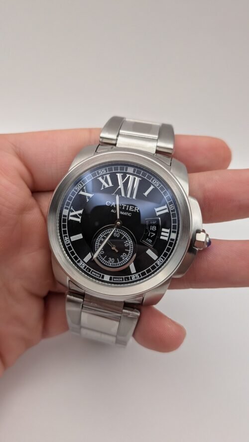 Cartier — esfera negra con números romanos y segundero pequeño, brazalete de acero