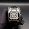 Cartier — cronógrafo de caja cuadrada, esfera blanca y correa de cuero negra