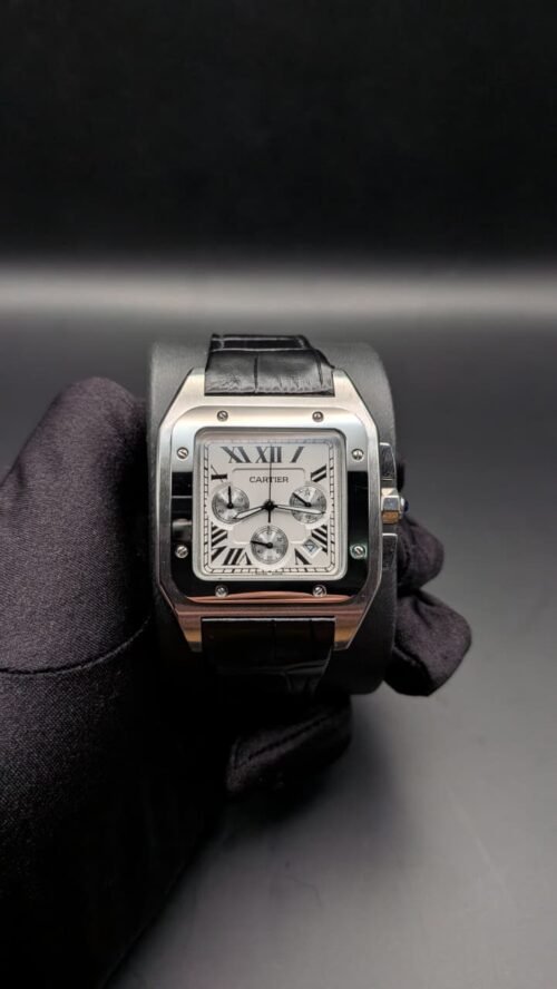Cartier — cronógrafo de caja cuadrada, esfera blanca y correa de cuero negra