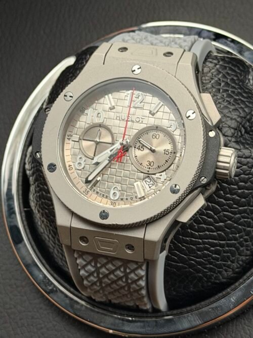Hublot — cronógrafo con esfera gris texturizada, caja gris y correa de caucho gris