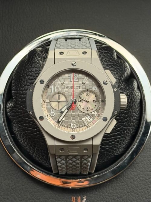 Hublot — cronógrafo con esfera gris texturizada, caja gris y correa de caucho gris