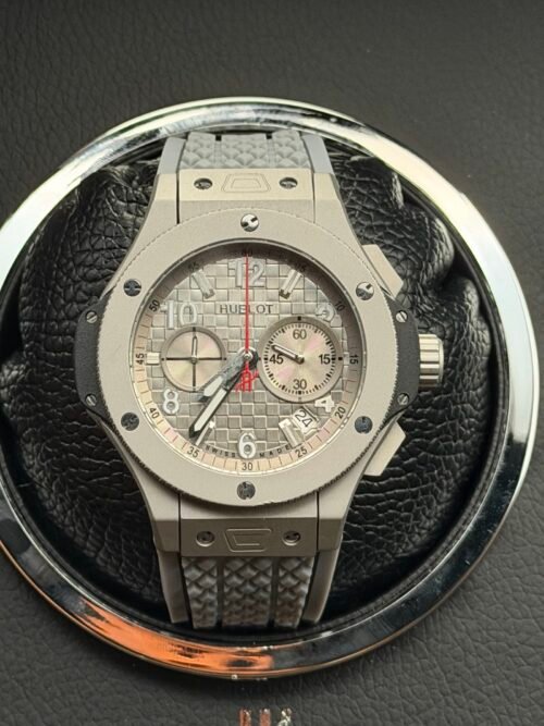 Hublot — cronógrafo con esfera gris texturizada, caja gris y correa de caucho gris