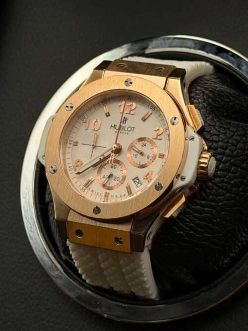 Hublot — cronógrafo con esfera blanca, caja oro rosa y correa de caucho blanca