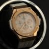 Hublot — cronógrafo con esfera blanca, caja oro rosa y correa de caucho blanca
